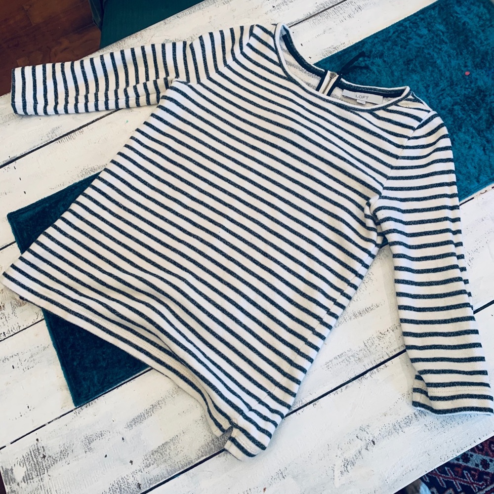 Lovely B&W Stripped Loft Mid-Sleeve